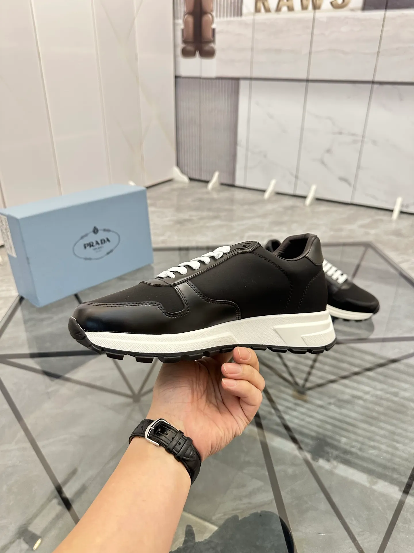 Men's shoes: 💰P440¥ Product trademark: Prada *"Prada*" low-top casual shoes Regular size: 38-44 (can be customized to 45.46) Product materials: imported cowhide upper, sheepskin lining, original outsole. Number: 835